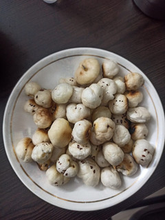 रोस्टेड मखाने (roasted makhane recipe in Hindi) रेसिपी मुख्य फोटो