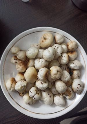 रोस्टेड मखाने (roasted makhane recipe in Hindi) रेसिपी मुख्य फोटो