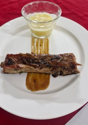 Una foto de Costillas BBQ con café y piña