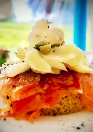 Una foto de Timbal de quinoa, salmón y patatas