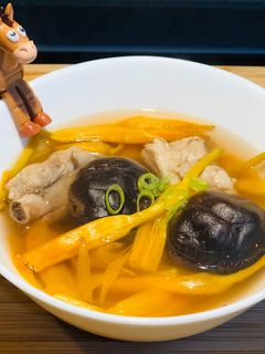 金針香菇排骨湯 的食譜成品照片