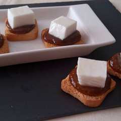 รูปของ Canapés de queso fresco de cabra con mermelada casera de higos