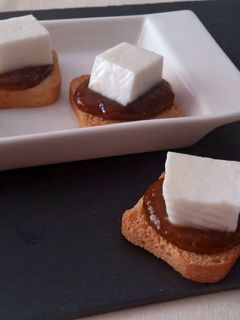 Una foto de Canapés de queso fresco de cabra con mermelada casera de higos