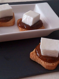 Una foto de Canapés de queso fresco de cabra con mermelada casera de higos