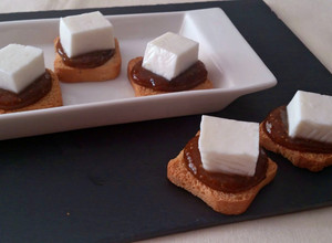 Una foto de Canapés de queso fresco de cabra con mermelada casera de higos