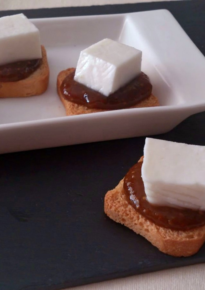 Una foto de Canapés de queso fresco de cabra con mermelada casera de higos