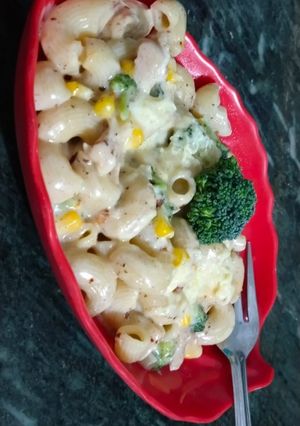 A picture of Broccoli chicken macaroni.
