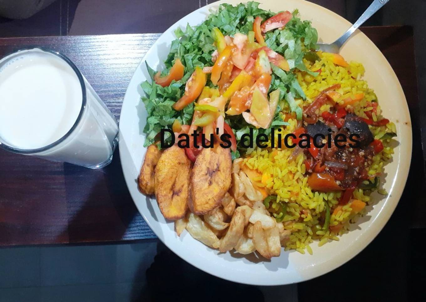 Roasted rice with salad and lentil drink