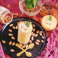 A picture of Mango milkshake with vanilla ice cream.