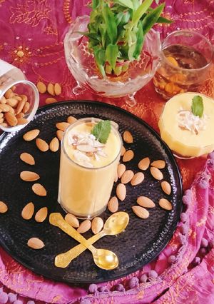 A picture of Mango milkshake with vanilla ice cream.