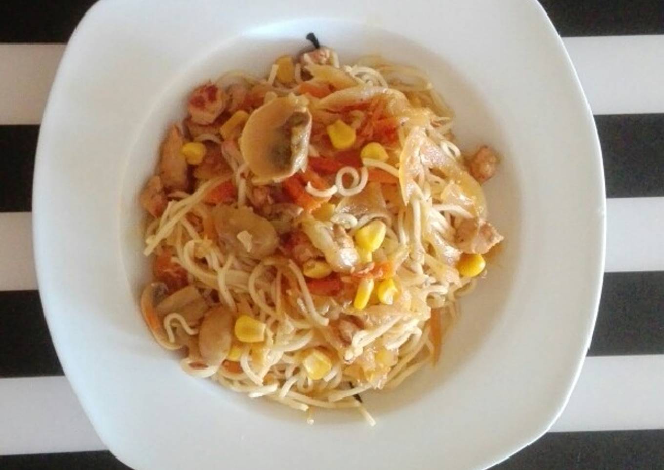 Noodles con pavo y vegetales