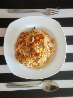 Una foto de Noodles con pavo y vegetales