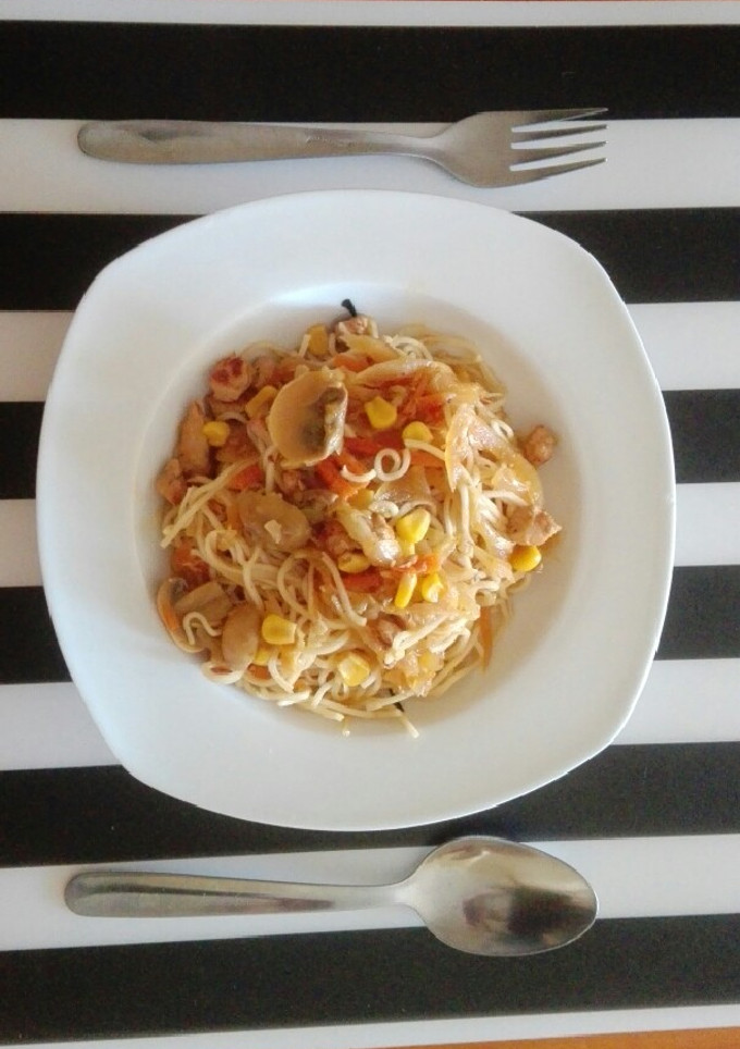 Una foto de Noodles con pavo y vegetales