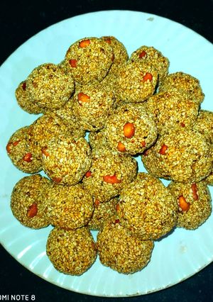 मूंगफली और तिल के लड्डू (Moongfali aur til ke ladoo recipe in Hindi) रेसिपी मुख्य फोटो