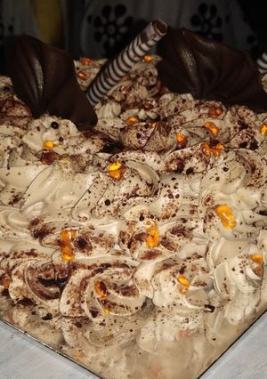 A picture of Eggless chocolate flower birthday cake.