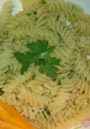 صورة لوصفة مكرونة بصوص الذبدة والبقدونس