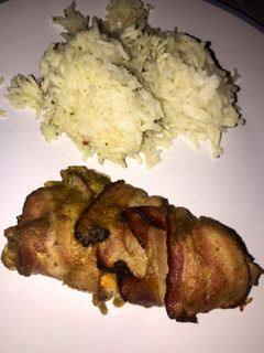 Pestos-cheddar sajtos csirke bacon szalonnába göngyölve recept fotója