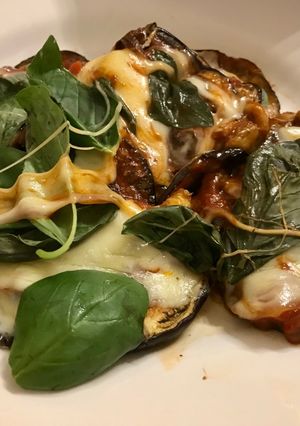 Una foto de Berenjena caprese con mozzarella y albahaca 🌿