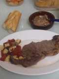Entrecot con tomate de lata y queso