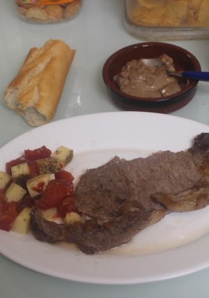 Una foto de Entrecot con tomate de lata y queso