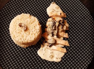 Une photo de Riz pilaf et poulet à la crème et champignons 🍄