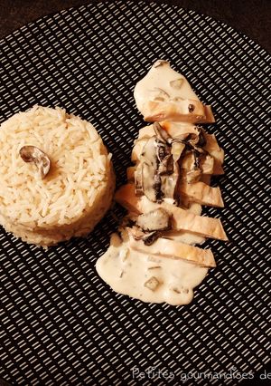 Une photo de Riz pilaf et poulet à la crème et champignons 🍄