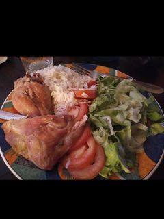 Una foto de Pollo al horno con arroz y ensalada