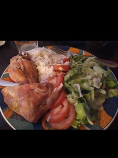 Una foto de Pollo al horno con arroz y ensalada