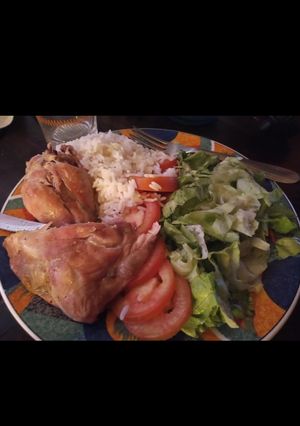 Una foto de Pollo al horno con arroz y ensalada