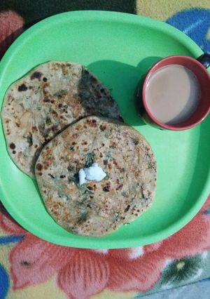 A picture of Mooli ke paranthe.
