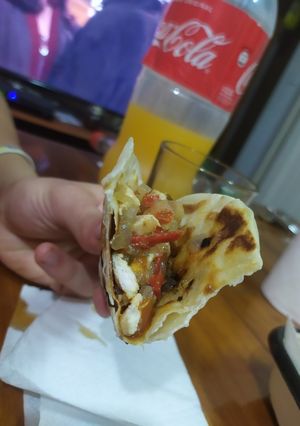 Una foto de Tacos de carne o pollo🌮🤤