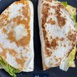 Tortas de maíz rellena de huevo con salsa de pimentón a la miel