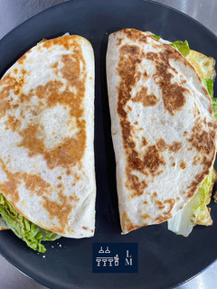 Una foto de Tortas de maíz rellena de huevo con salsa de pimentón a la miel