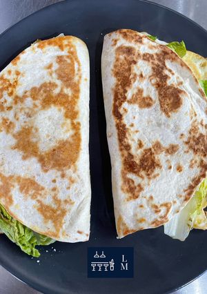 Una foto de Tortas de maíz rellena de huevo con salsa de pimentón a la miel