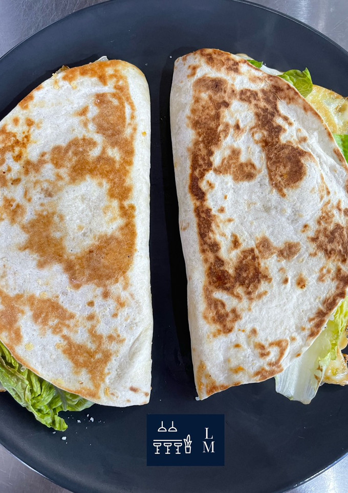 Una foto de Tortas de maíz rellena de huevo con salsa de pimentón a la miel