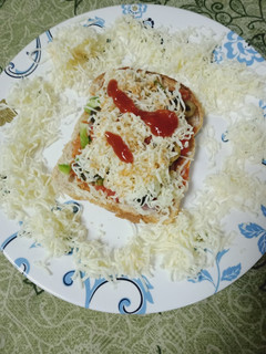 ઇટાલિયન ચીઝ બ્રેડ પીઝા (Italian Cheese Bread Pizza Recipe In Gujarati) રેસીપી મુખ્ય ફોટો