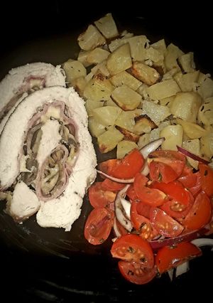 Töltött pulykamell rozmaringos krumplival, paradicsomsalátával recept fotója