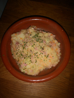 Una foto de Puré de patatas, zanahoria y salchichas