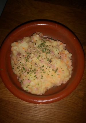 Una foto de Puré de patatas, zanahoria y salchichas
