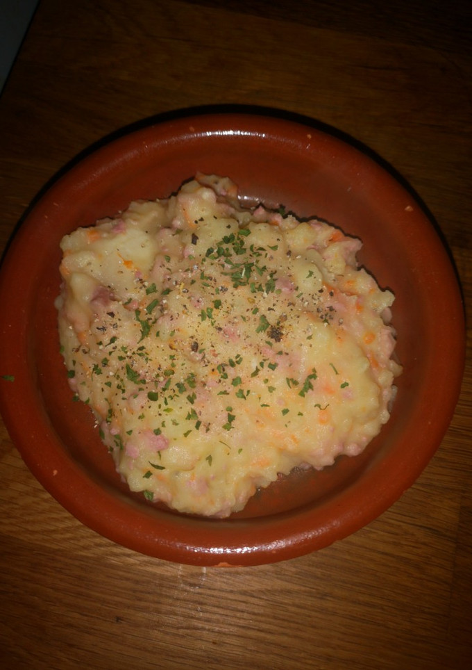 Una foto de Puré de patatas, zanahoria y salchichas