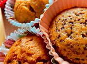 Una foto de muffins de camote
