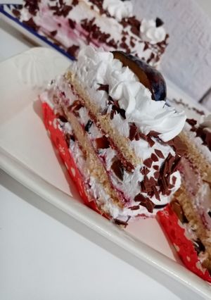 O poză a rețetei Prăjitură cu prune, sos de zmeură și frișcă 🍰🍰.