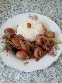Una foto de Pollo con almendras y champiñones