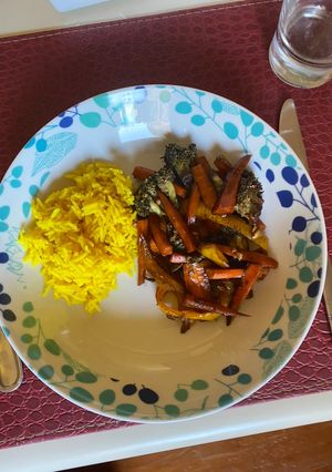 Una foto de Salteado colorido con arroz con curry🥦🥕🫑 💛