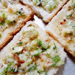 A picture of Cheese Garlic Bread.
