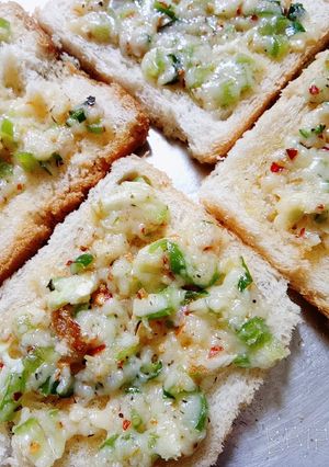 A picture of Cheese Garlic Bread.