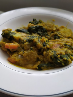 Una foto de Guiso de lentejas rojas y espinacas al curry