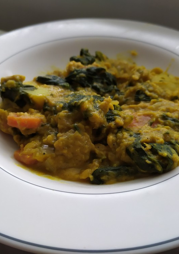 Una foto de Guiso de lentejas rojas y espinacas al curry