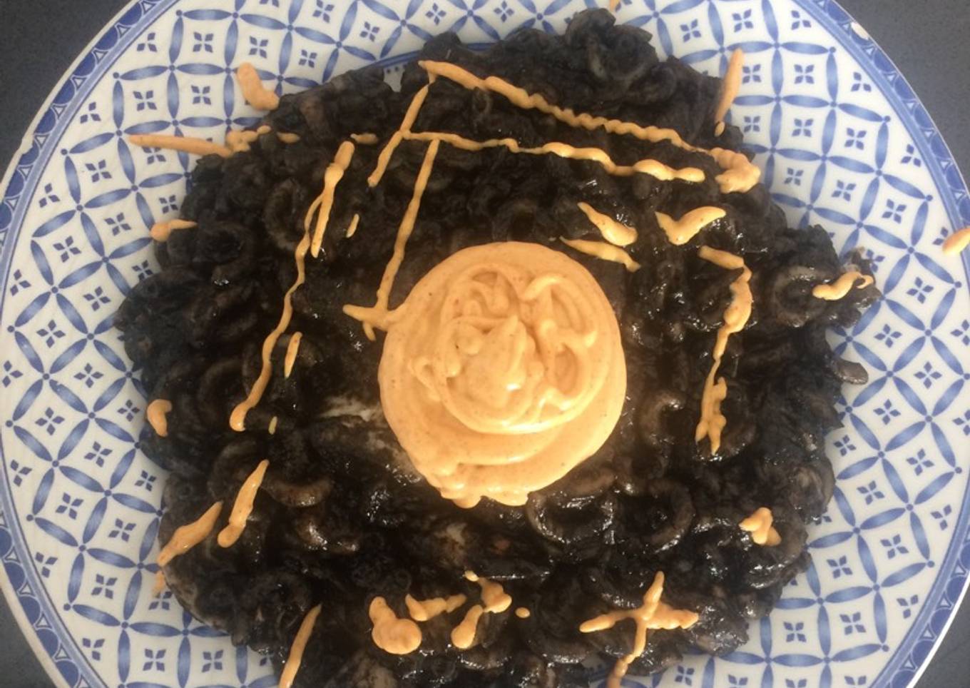 Fideuá negra con pulpo y alioli de pimentón