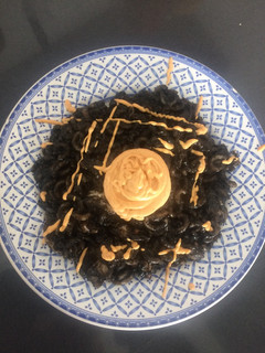 Una foto de Fideuá negra con pulpo y alioli de pimentón